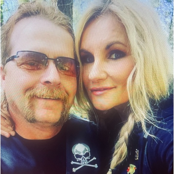 Meet your Poshers, Anna & Lucy - Picture 5 of 7